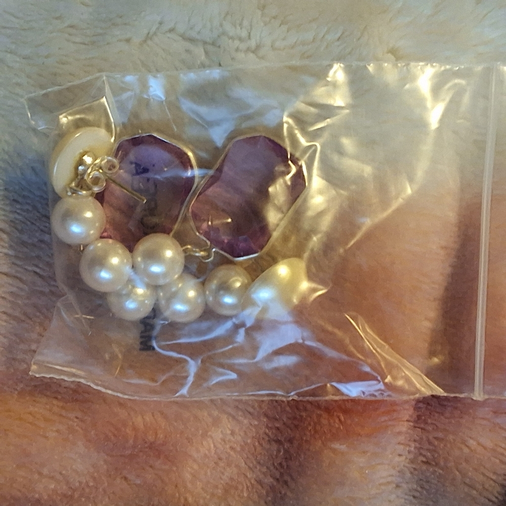 NWOT Pearl Earrings with light purple Stone at bottom